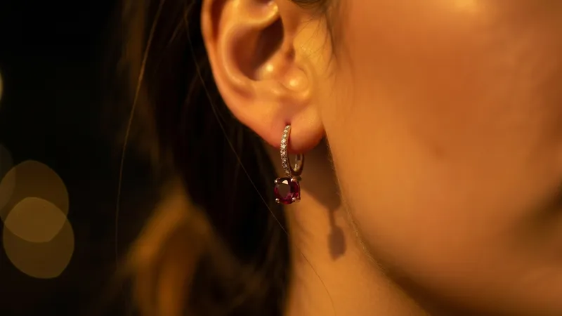 Boucles d'oreilles rubis vintage sur écrin