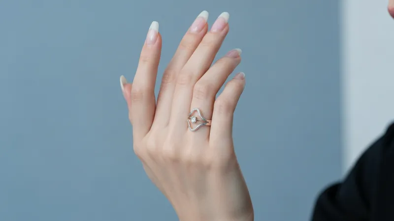 Puces d'oreilles rubis minimalistes en or rose